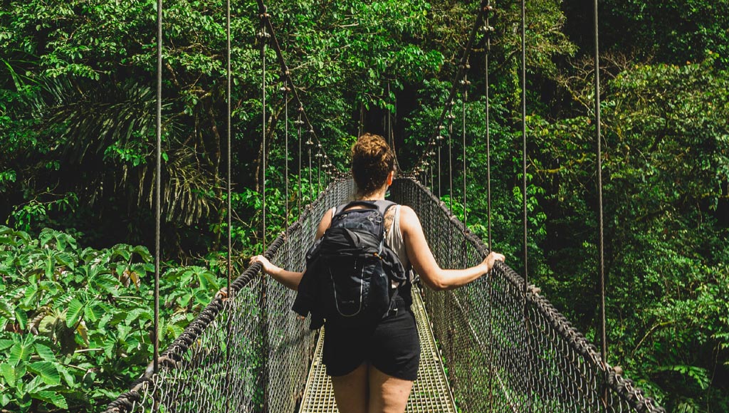 Turista passando pela ponte no Monteverde na Costa Rica