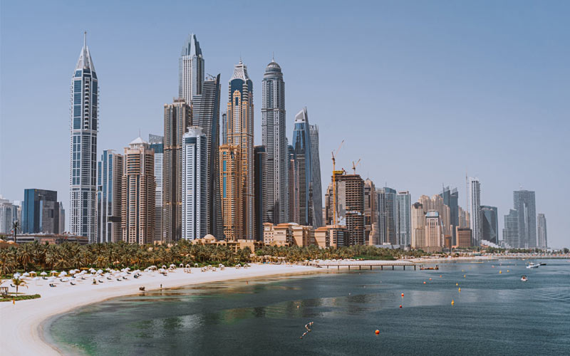 Imagem do horizonte com prédios no litoral de Dubai