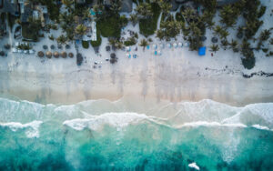 Imagem aérea da praia de Cancún