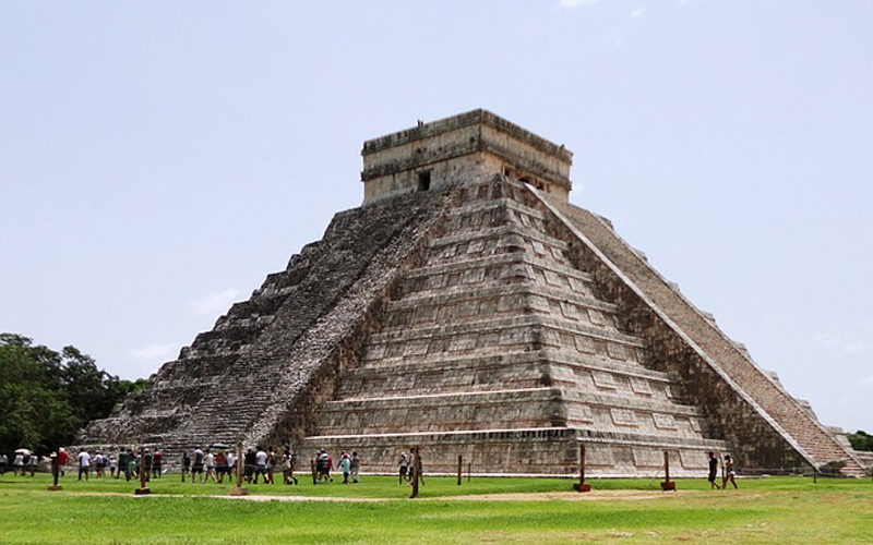 Imagem da gigante pirâmide de Kukulcán