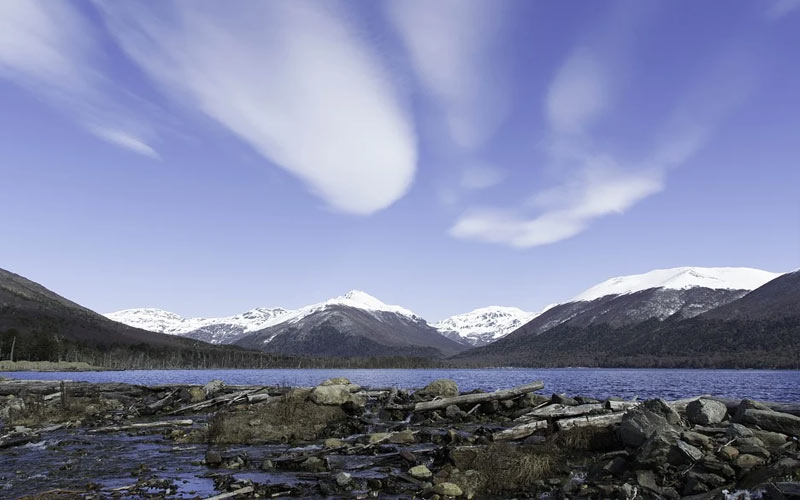 Lago escondido de Ushuaia com montanhas e céu azul