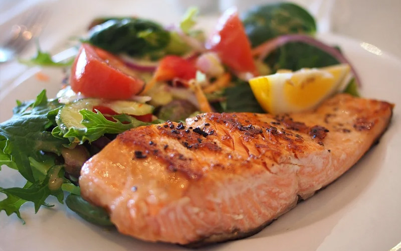 Imagem de um prato com salmão