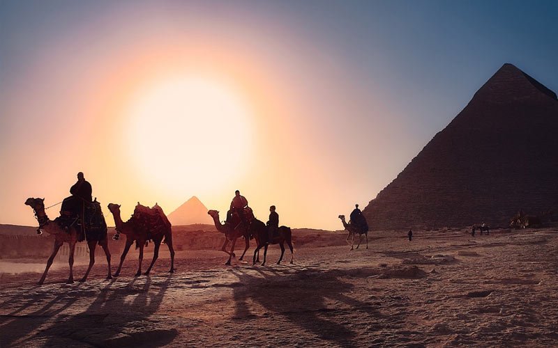 Homens andando de camelo no Egito