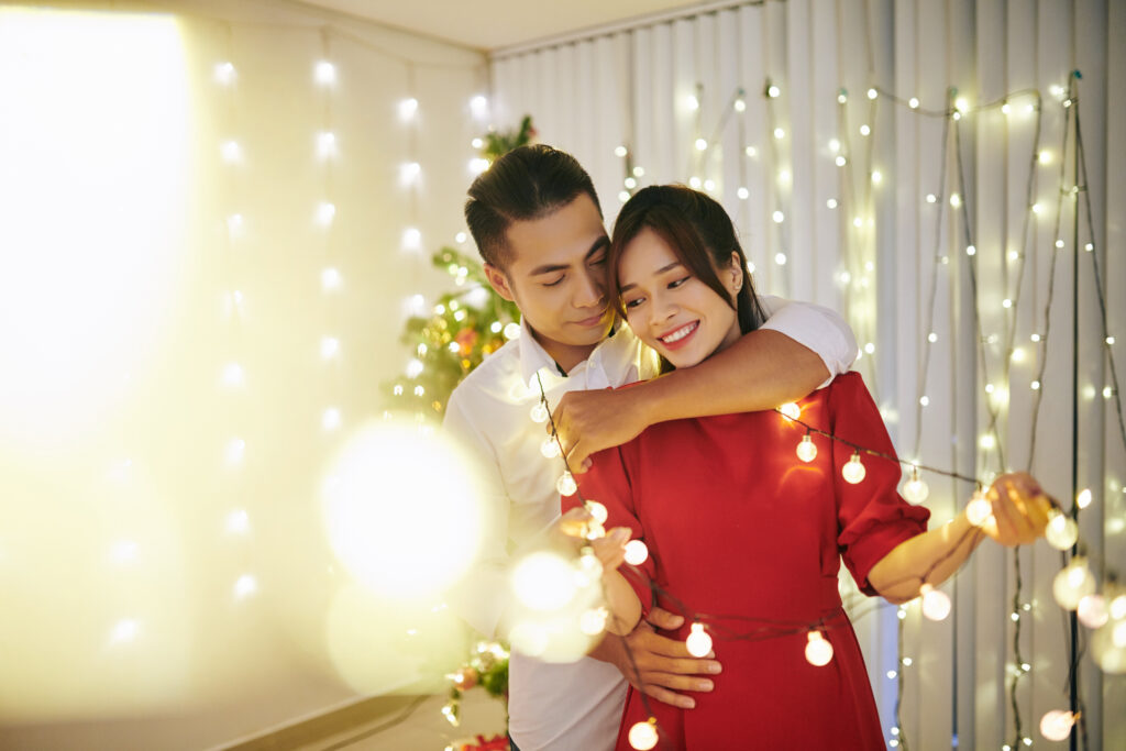 couple tangled in christmas lights 2023 11 27 05 08 08 utc – eventos natalinos,Nativitaten