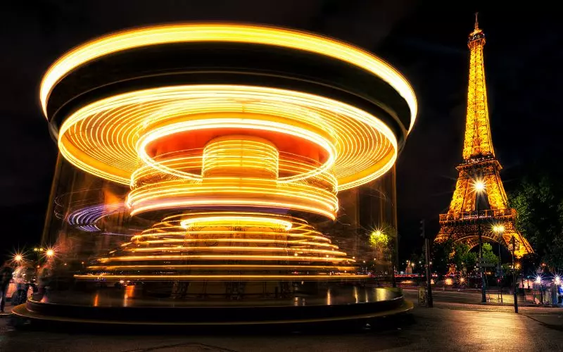 Carrossel giratório perto da Torre Eiffel