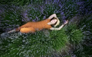 Mulher deitada em um campo de lavanda, Provence, França