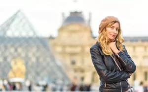 Mulher no Louvre em Paris, França. Jovem turista admirando a vista. Estilo francês